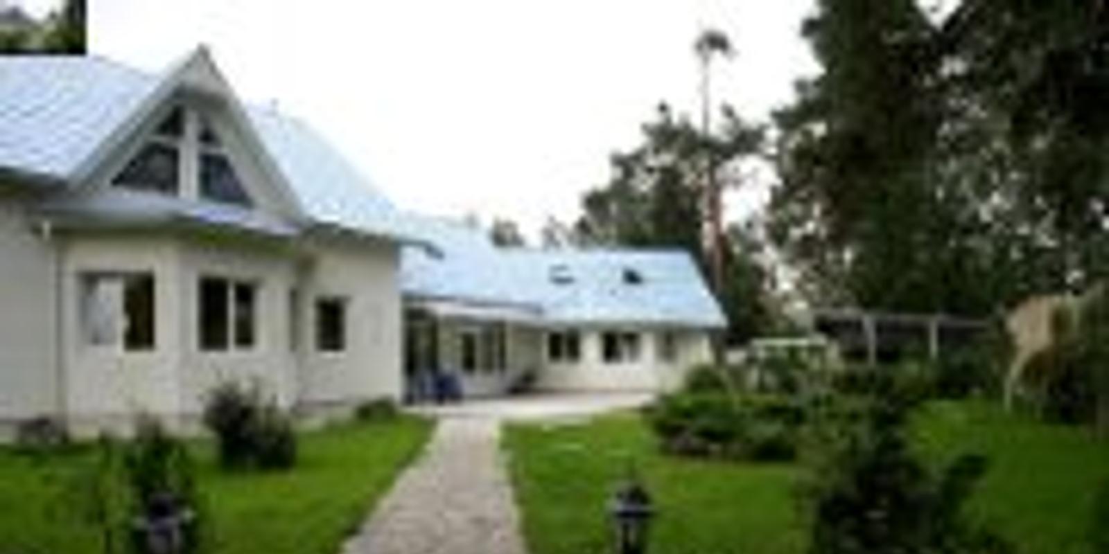 Под кровлей голубой